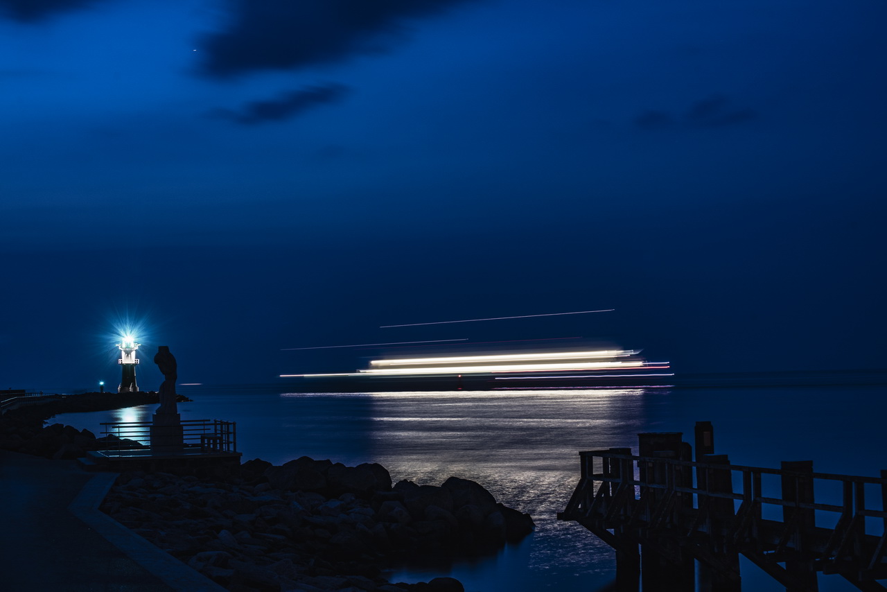 Das Geisterschiff, 30 Sekunden Langzeitbelichtung am Ostsee-Strand in Warnemünde. August 2021