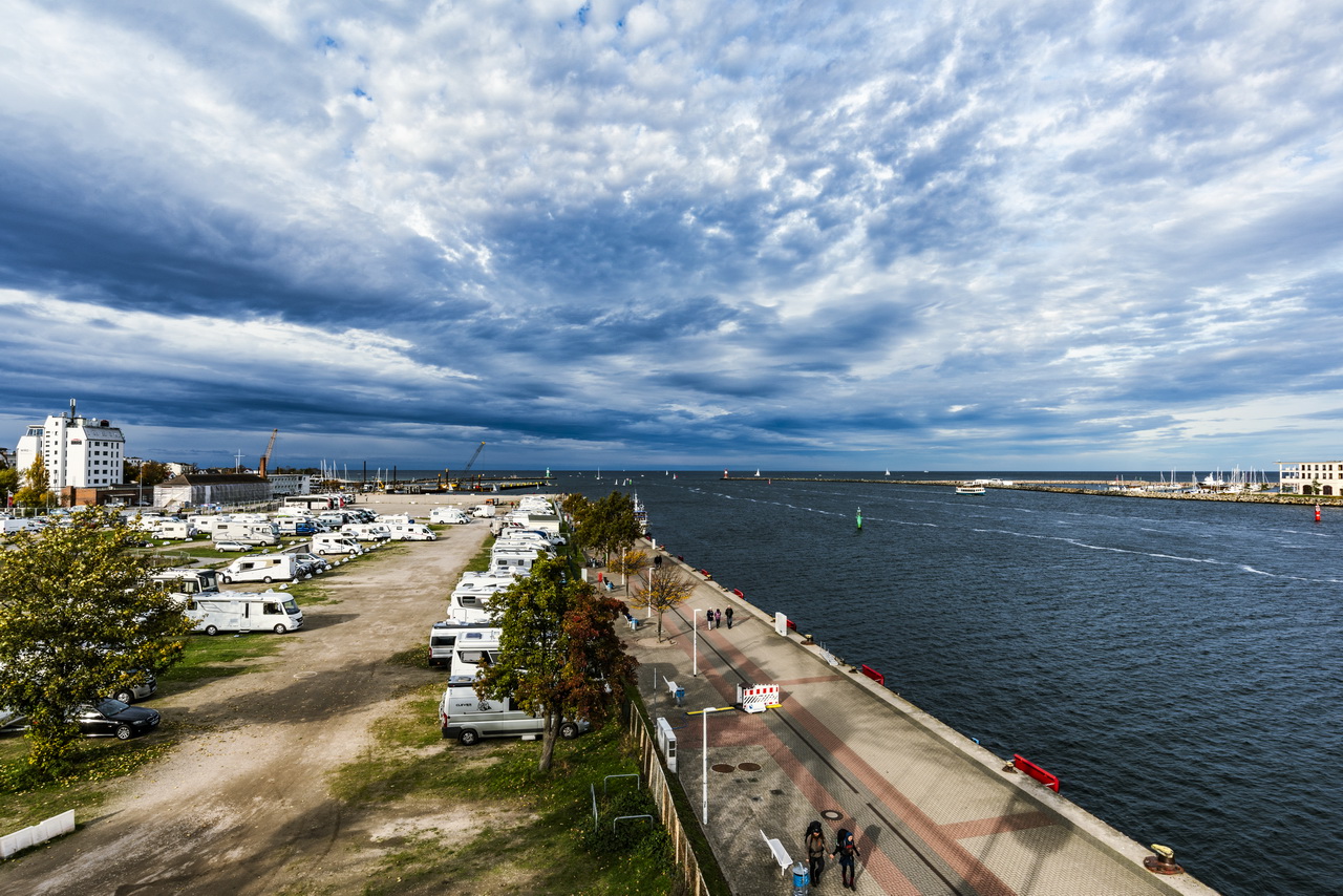 Blick auf die Ostsee aus luftiger Höhe, Warnemünde