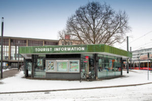 Tourist Information am Hauptbahnhof im Winter Foto: Tobias Schwerdt // Heidelberg Marketing GmbH