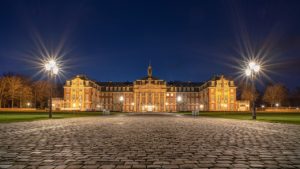 Tourist Informationen in NRW, Schloss Nacht Mystisch Dunkel Münster Licht, Foto EvgeniT - Pixabay
