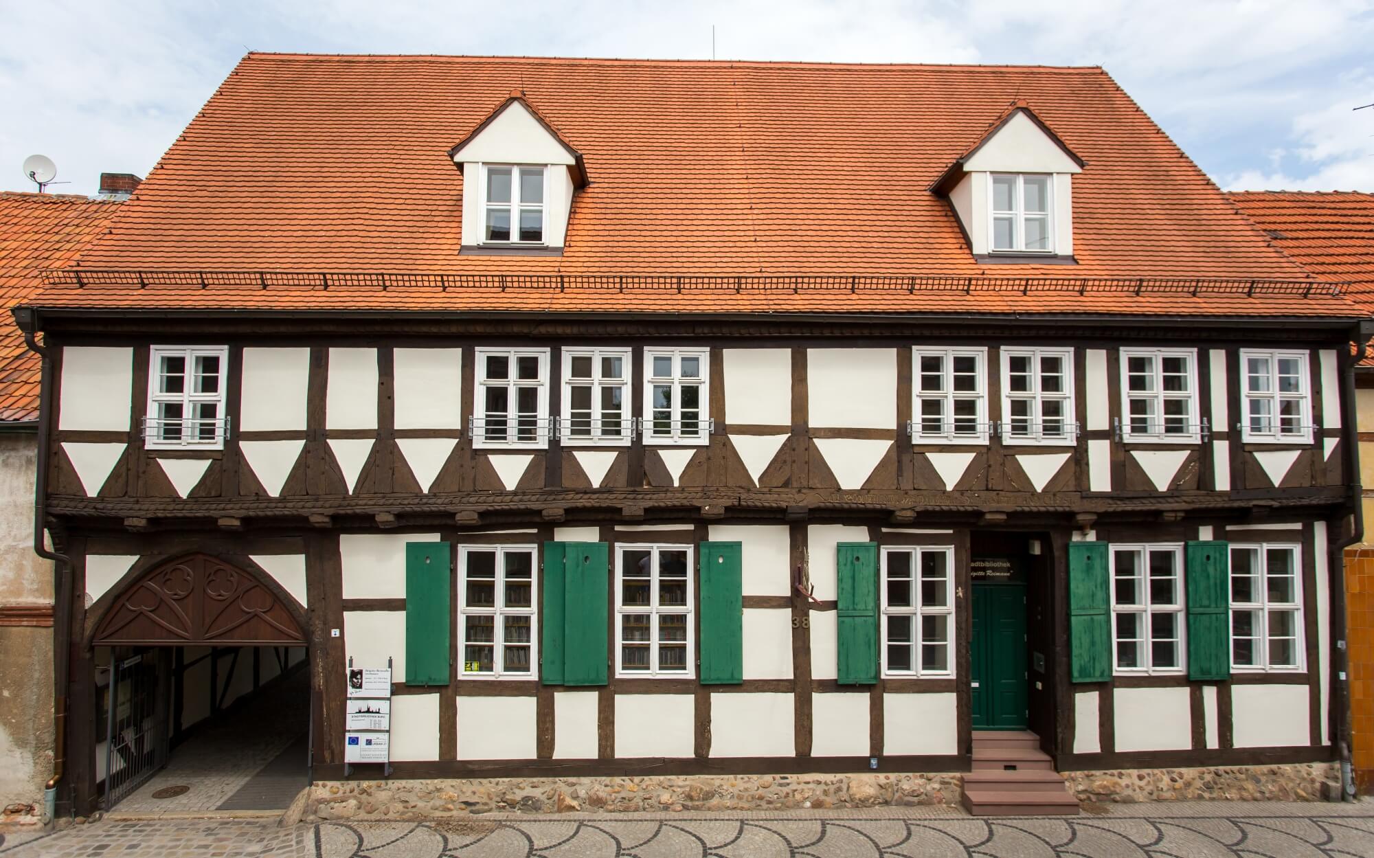 Zeitreise durch Jahrhunderte - Stadtbibliothek Brigitte Reimann im ältesten Haus der Stadt © Stadt Burg
