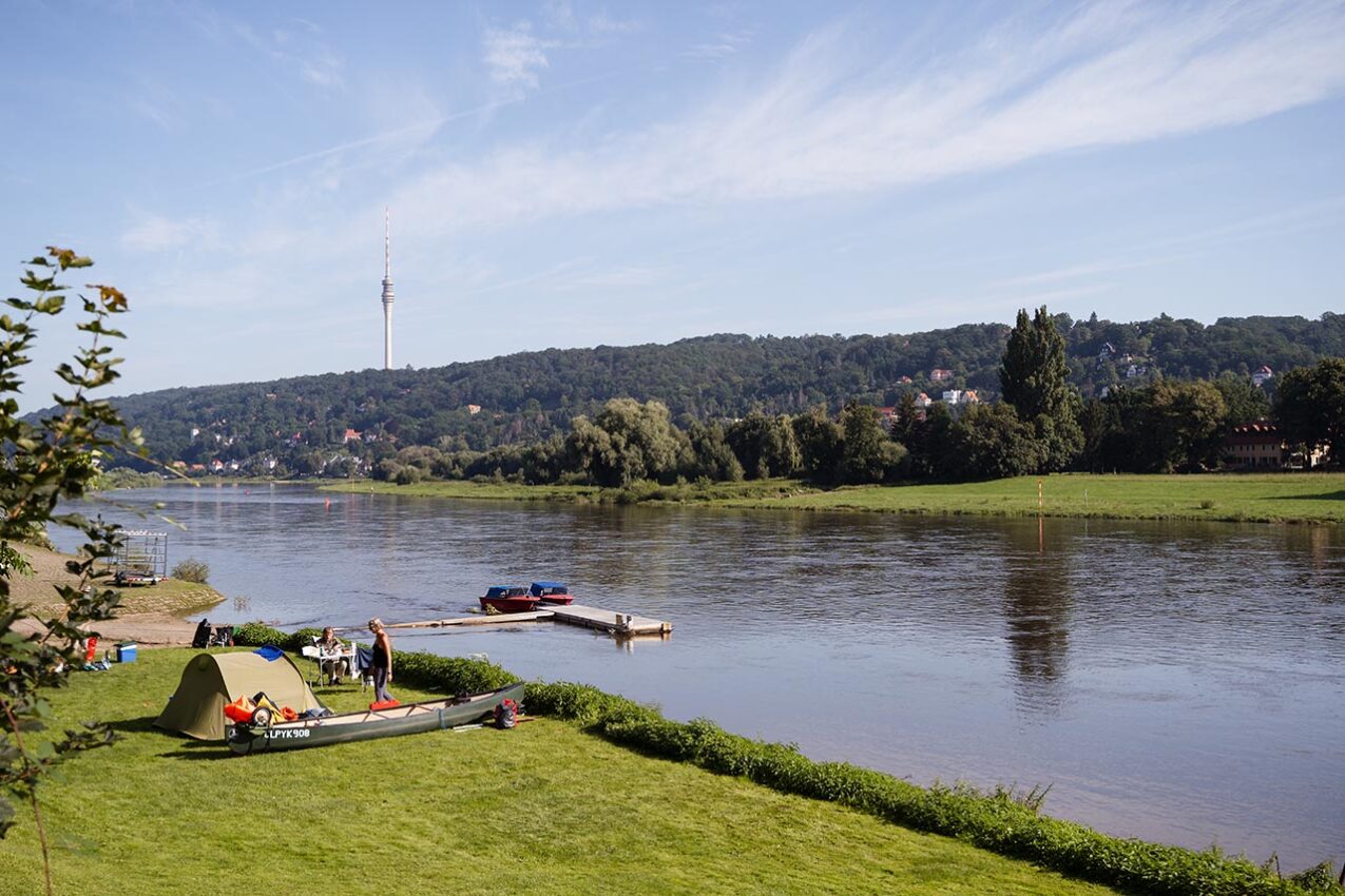 Camping an der Elbe<br />
Am Elbufer ist ein Campingausflug mit Blick auf den Fernsehturm ein schönes Ausflugsziel. Foto: Tommy Halfter (DML-BY) -- On the banks of the Elbe River, a camping trip with a view of the TV Tower is a nice getaway. Photo: Tommy Halfter (DML-BY)