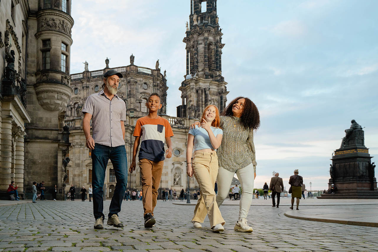 Familienausflug zum Schlossplatz in Dresden - Dresden Media Lizenz DML-BY // Tourist-Info Dresden